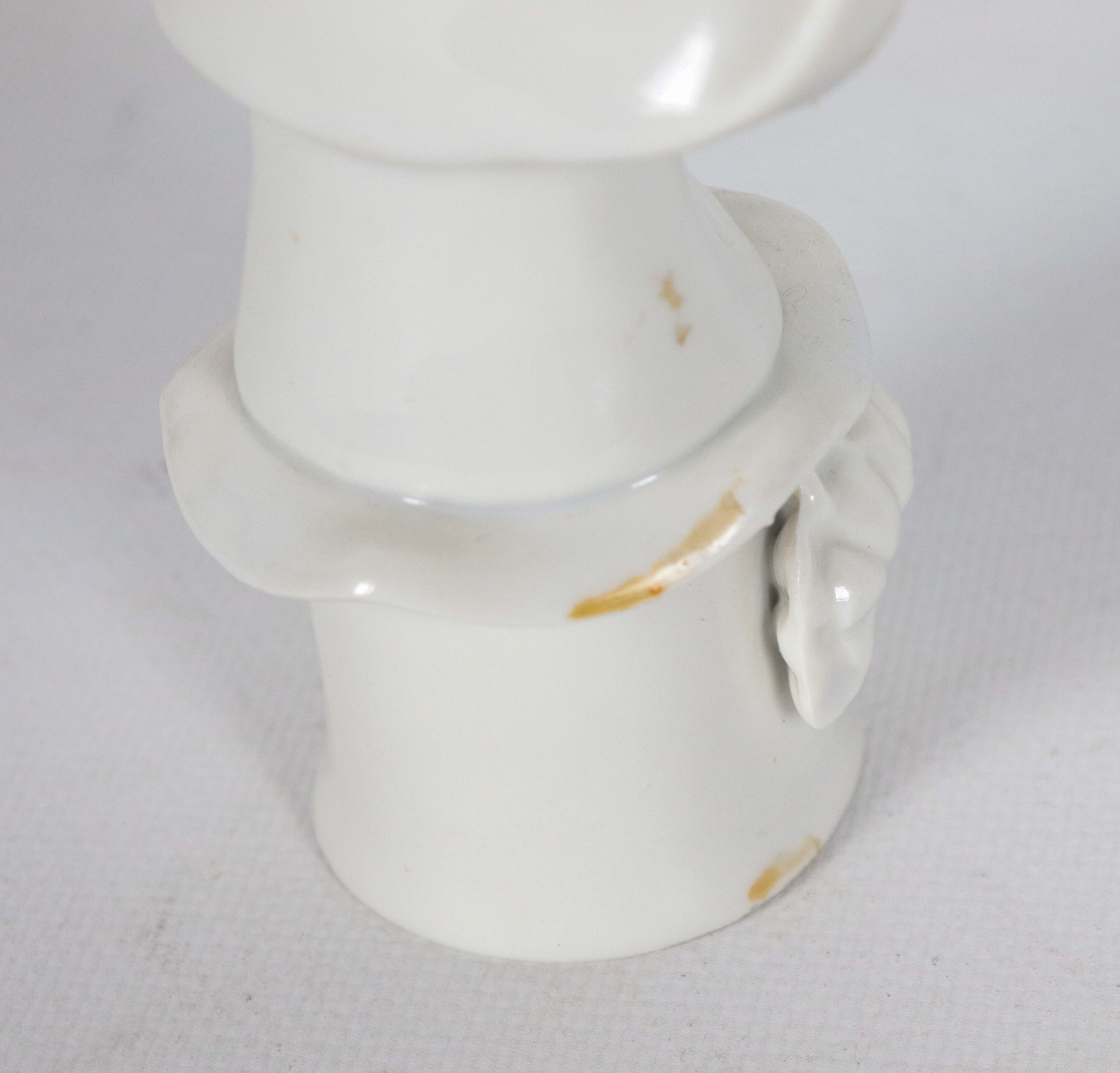 "Guanyin", antica piccola scultura cinese in porcellana bianca