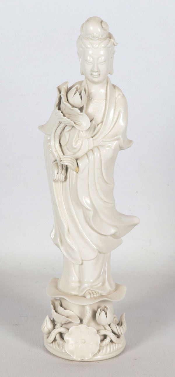 "Guanyin", antica piccola scultura cinese in porcellana bianca