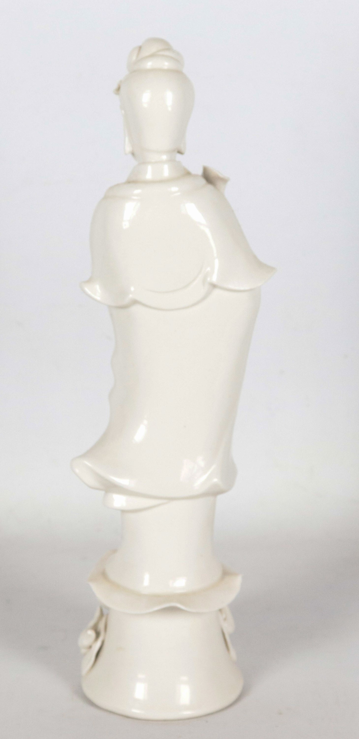 "Guanyin", antica piccola scultura cinese in porcellana bianca