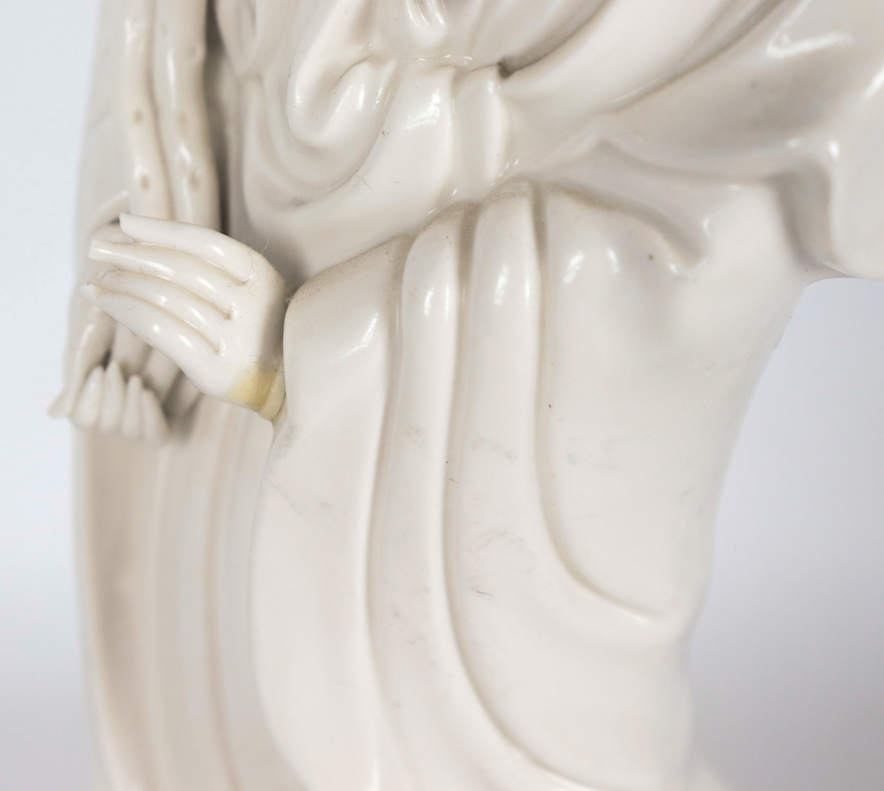 "Guanyin", antica piccola scultura cinese in porcellana bianca