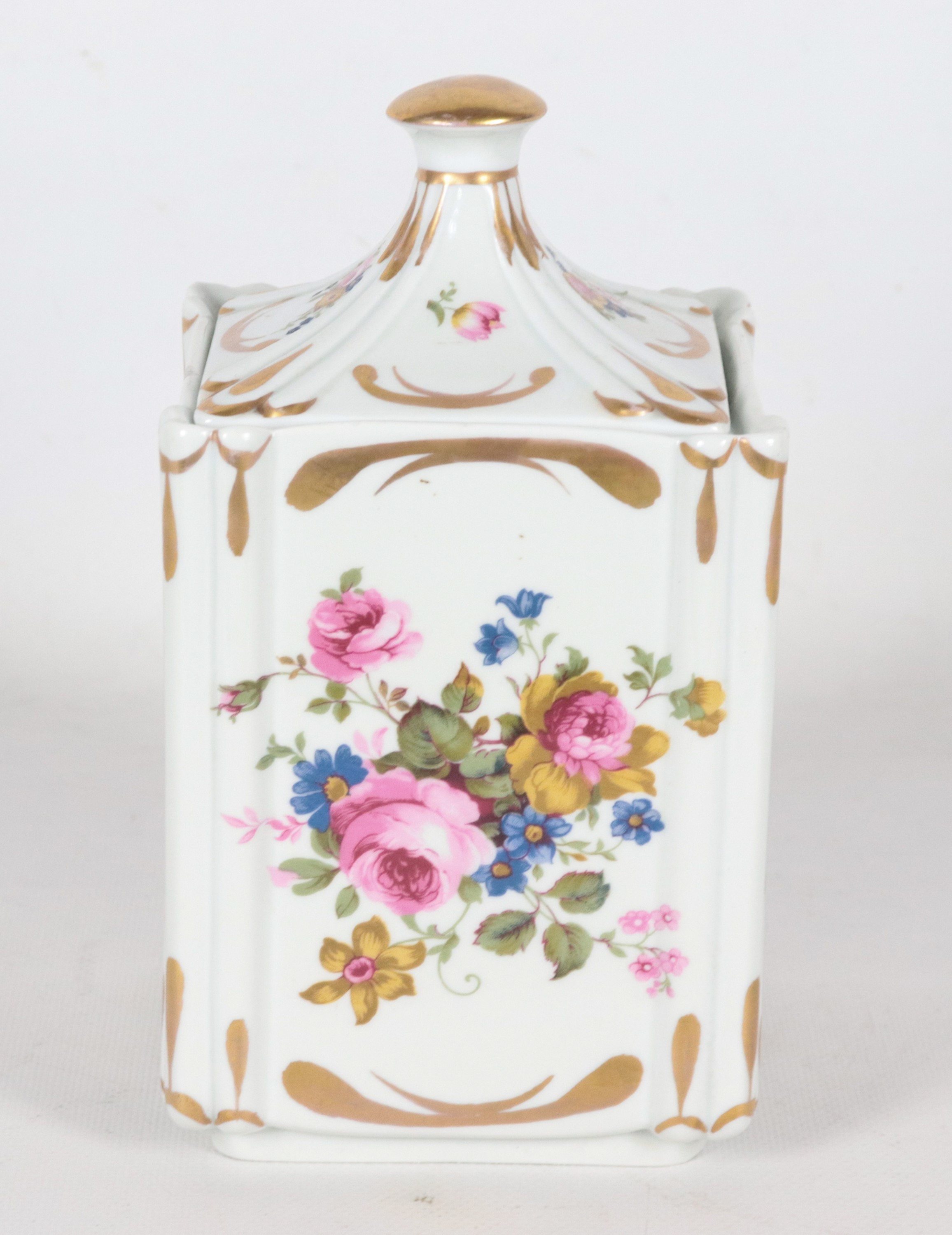 Scatola in porcellana bianca con decorazioni policrome floreali, lumeggiature in oro zecchino