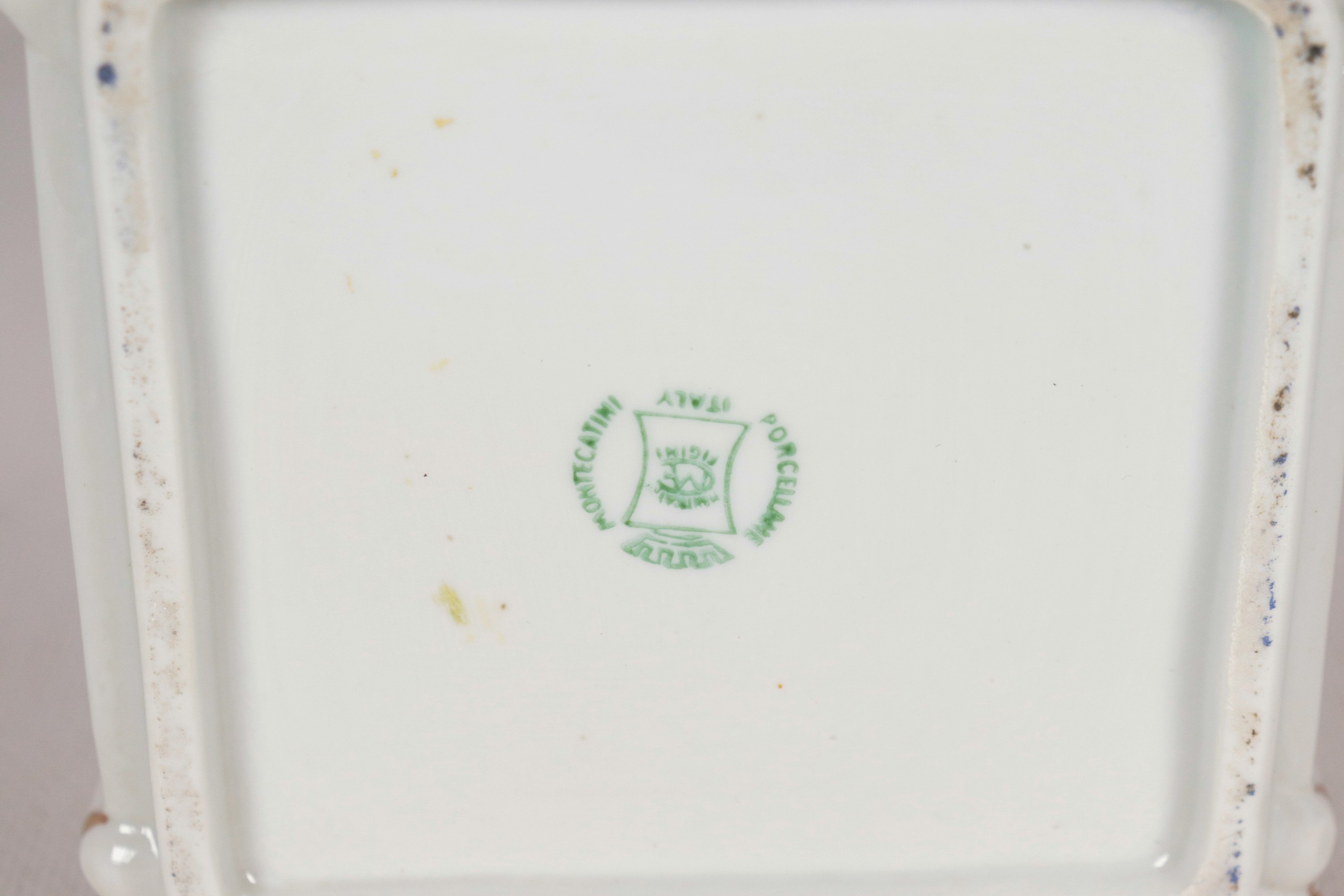 Scatola in porcellana bianca con decorazioni policrome floreali, lumeggiature in oro zecchino