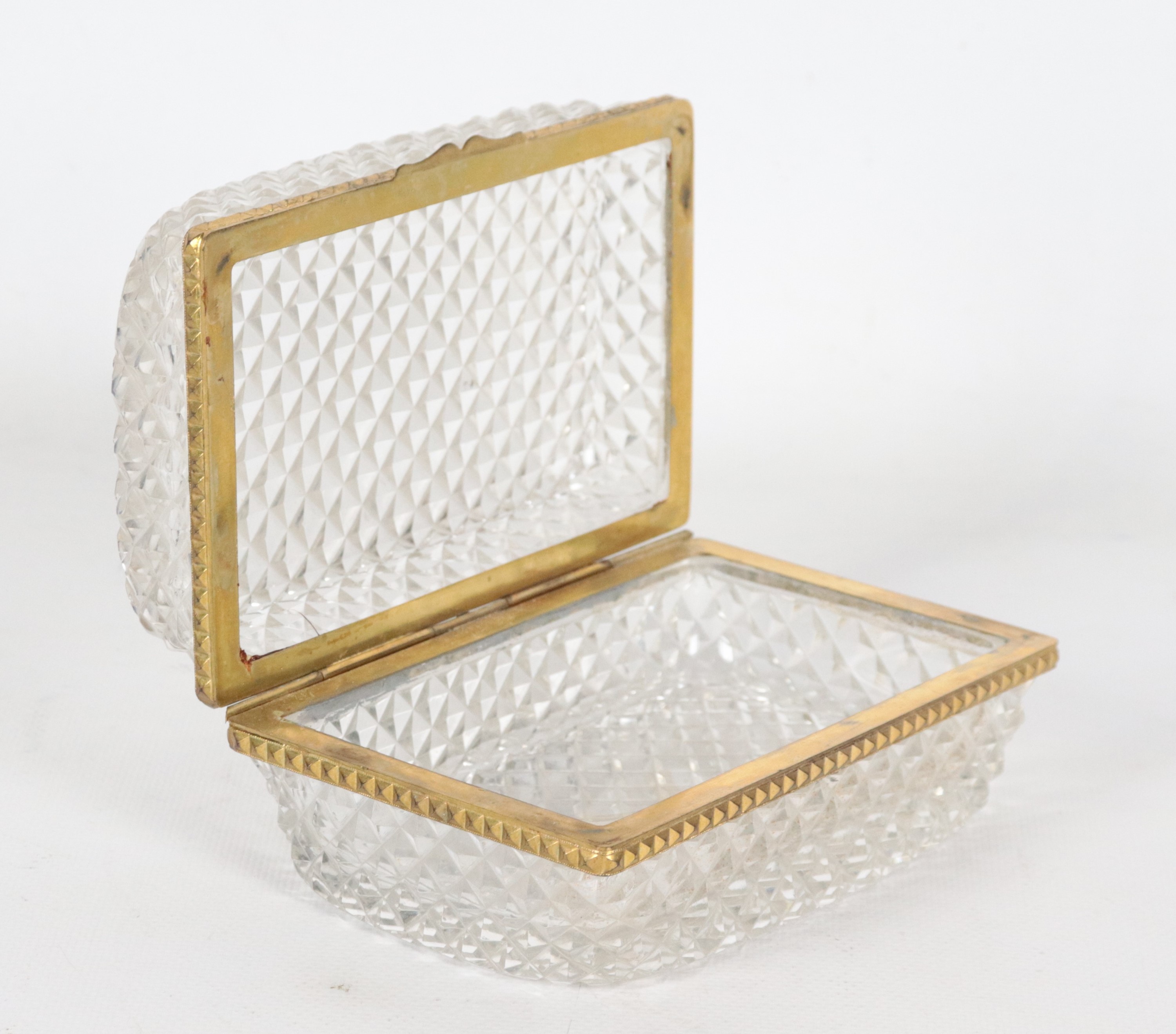 Scatola rettangolare in cristallo lavorato a punta di diamante con bordi in metallo dorato