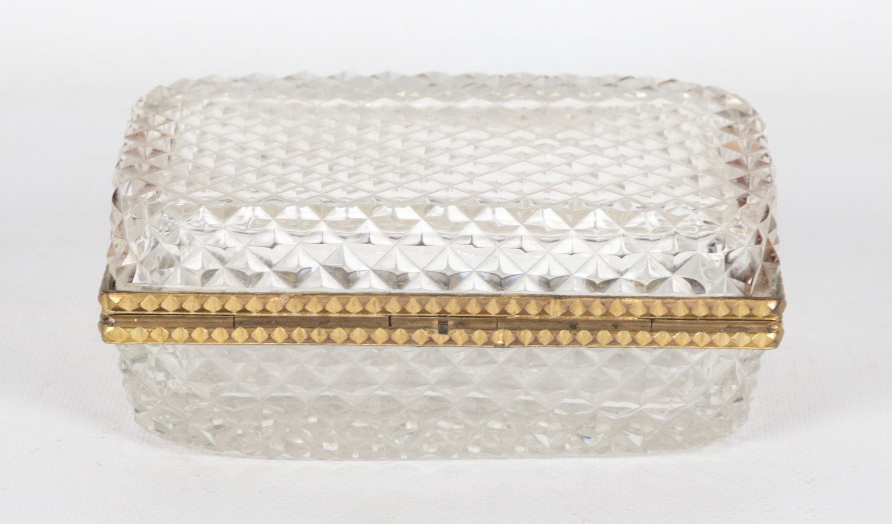 Scatola rettangolare in cristallo lavorato a punta di diamante con bordi in metallo dorato