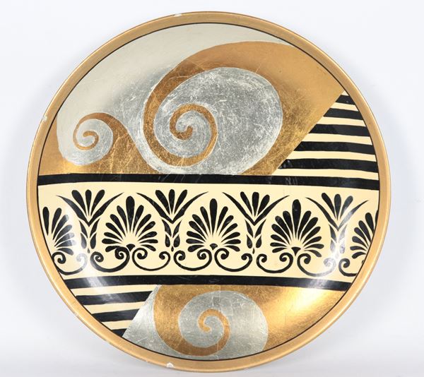Porcelain wall plate with neoclassical motif decoration
