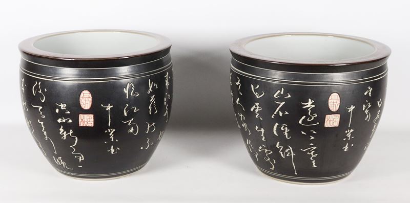 Coppia di cachepots cinesi in porcellana nera con iscrizioni in bianco