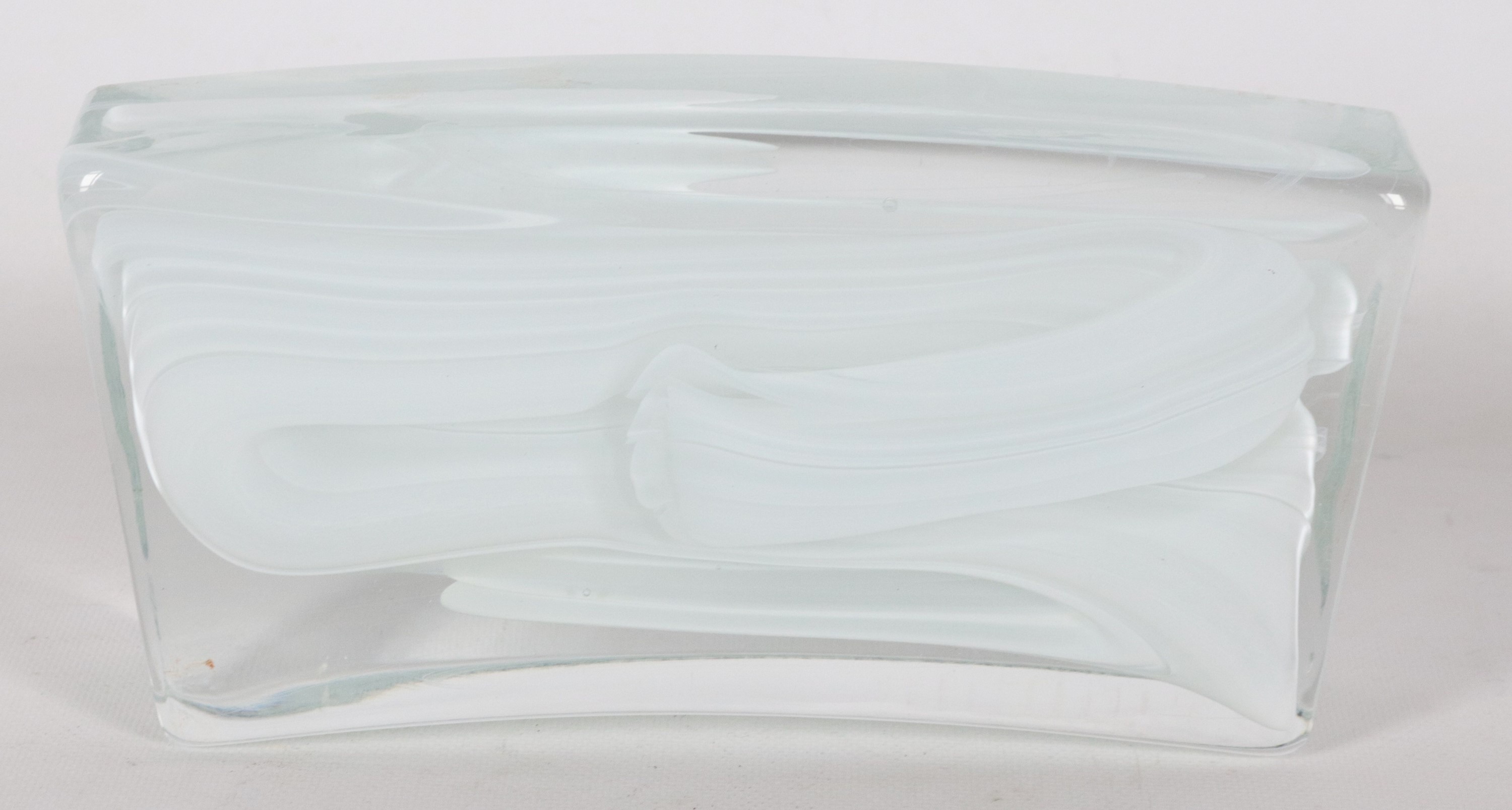 Scultura contemporanea in cristallo, all'interno serie di onde color lattice