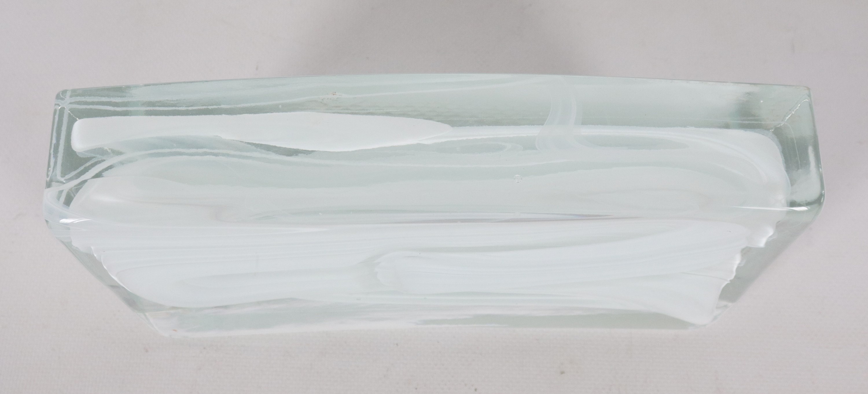 Scultura contemporanea in cristallo, all'interno serie di onde color lattice