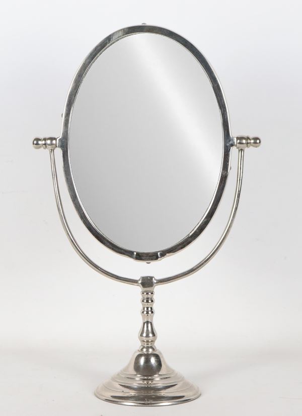 Oval dressing table mirror in silver and chiseled metal