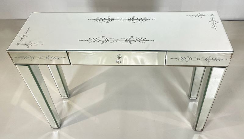 Consolle interamente rivestita con specchi incisi
