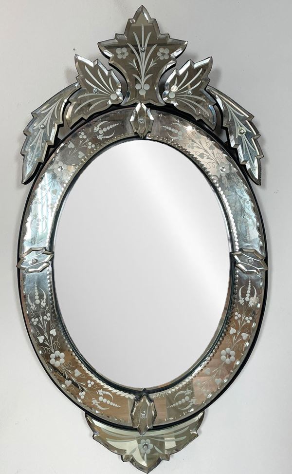 Small oval mirror in engraved Murano glass