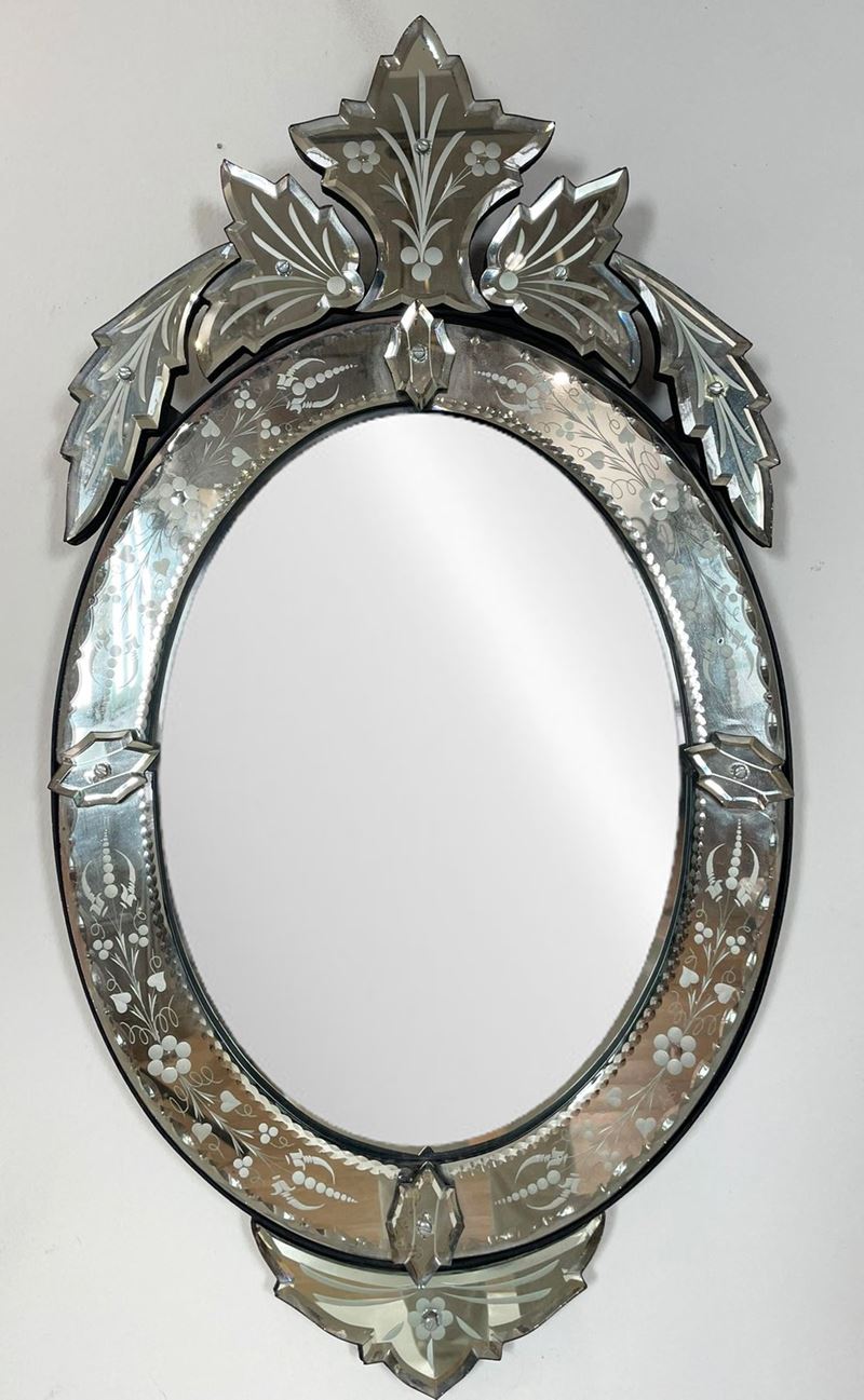 Piccola specchiera ovale in vetro di Murano inciso
