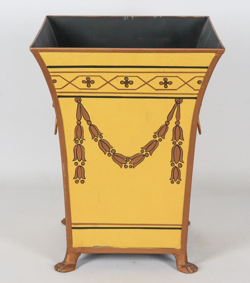 Cachepot francese in rame laccato giallo e oro con decorazioni a motivi Impero