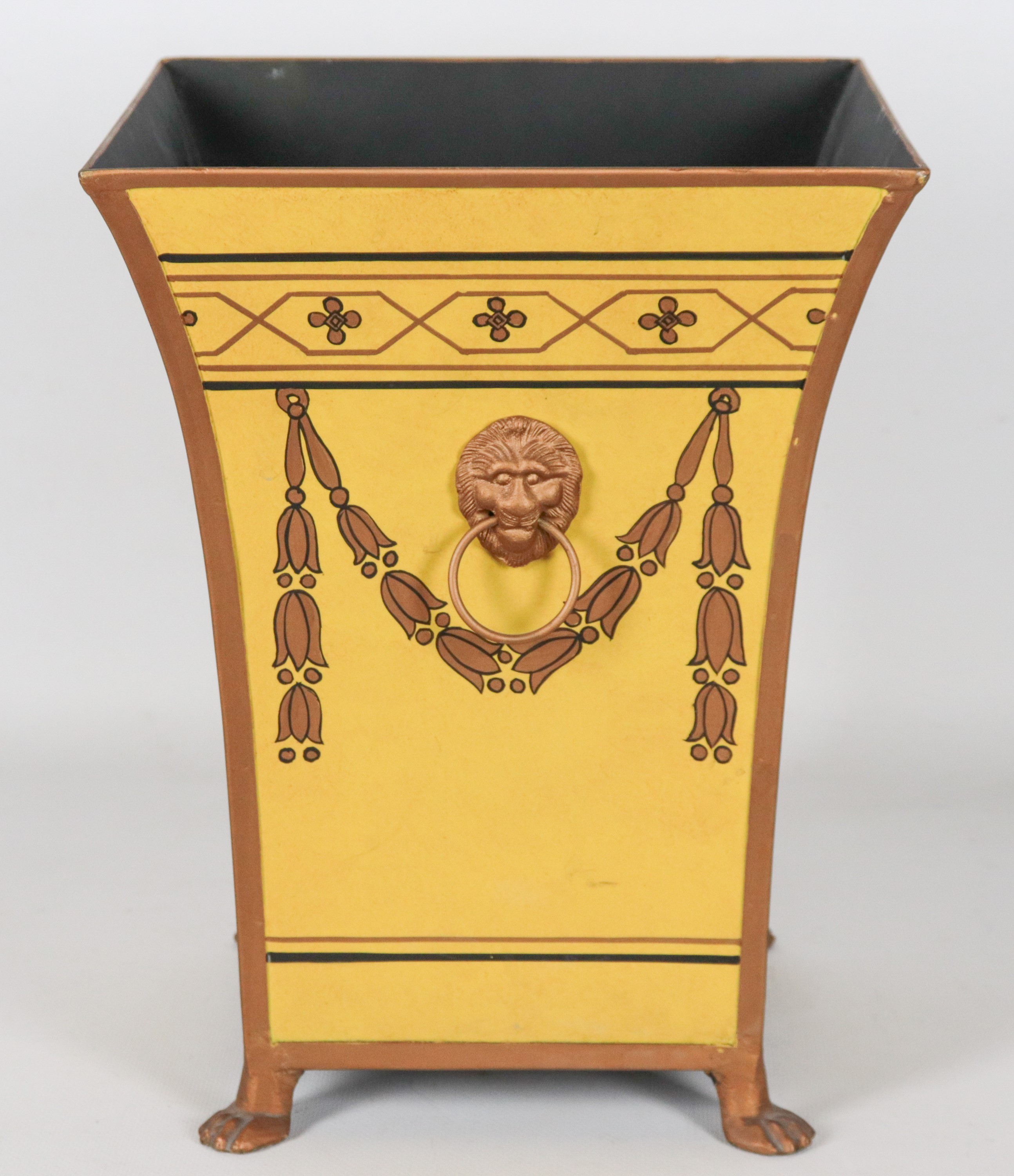 Cachepot francese in rame laccato giallo e oro con decorazioni a motivi Impero