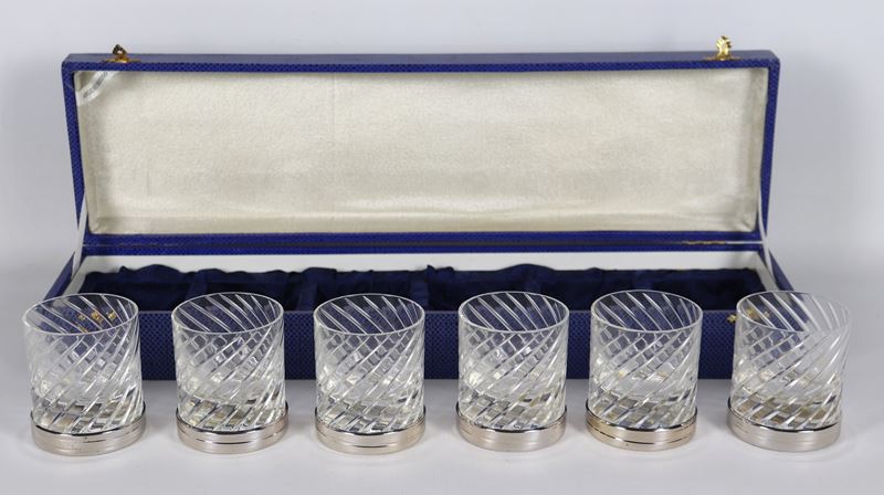 Set di sei bicchieri in cristallo lavorato con basi in argento