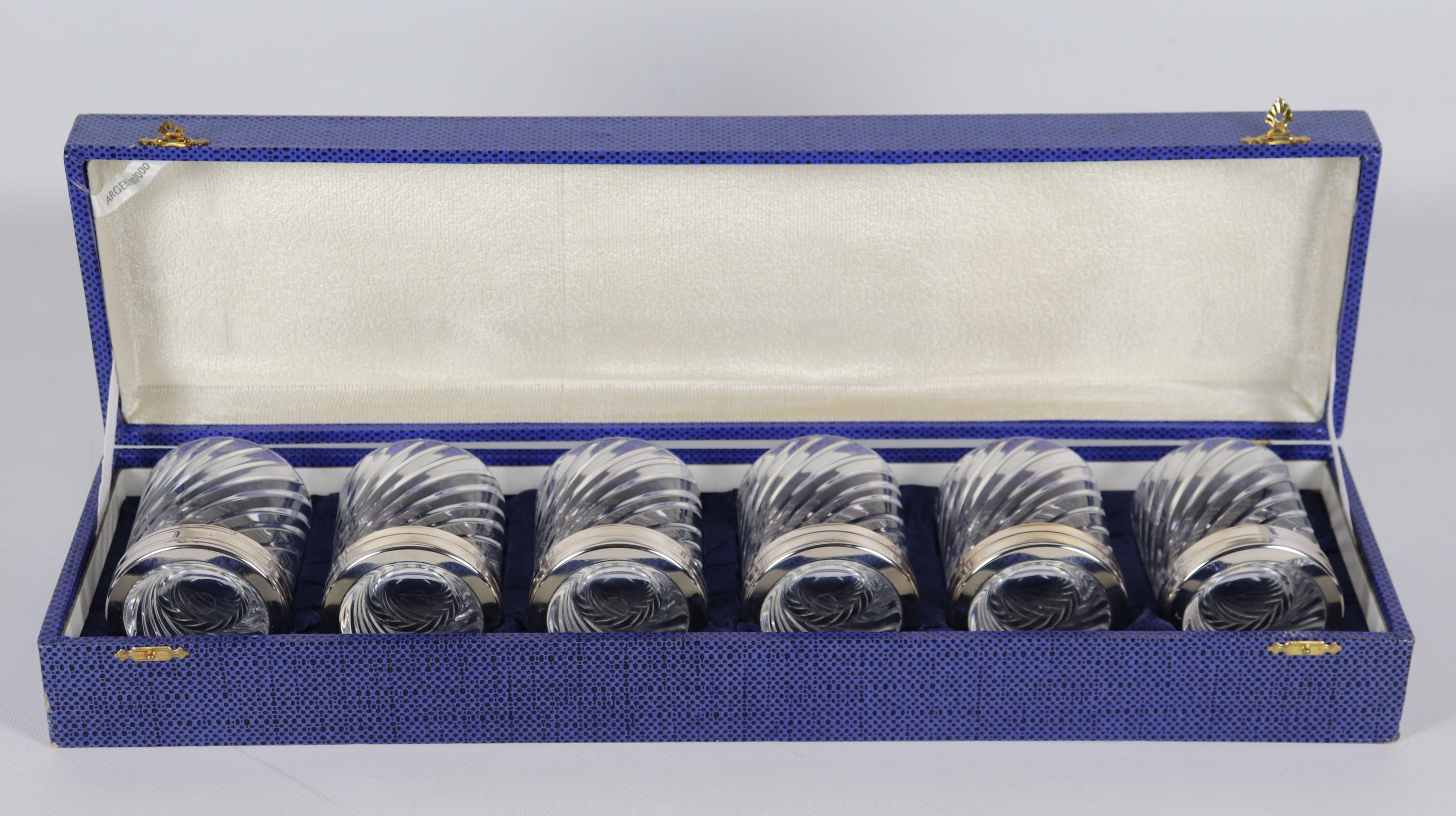 Set di sei bicchieri in cristallo lavorato con basi in argento