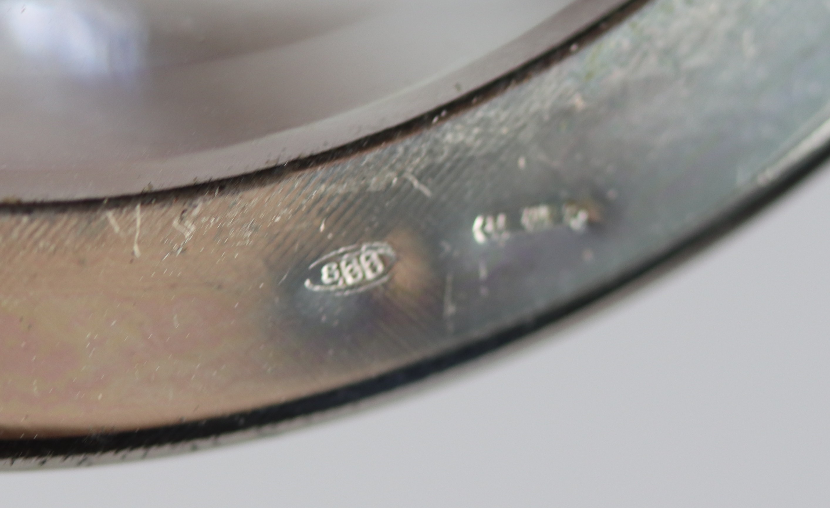 Set di sei bicchieri in cristallo lavorato con basi in argento