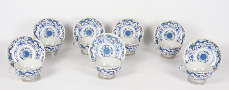 Lotto di sette tazze da tè con piattini in porcellana giapponese con decorazioni policrome a moti...