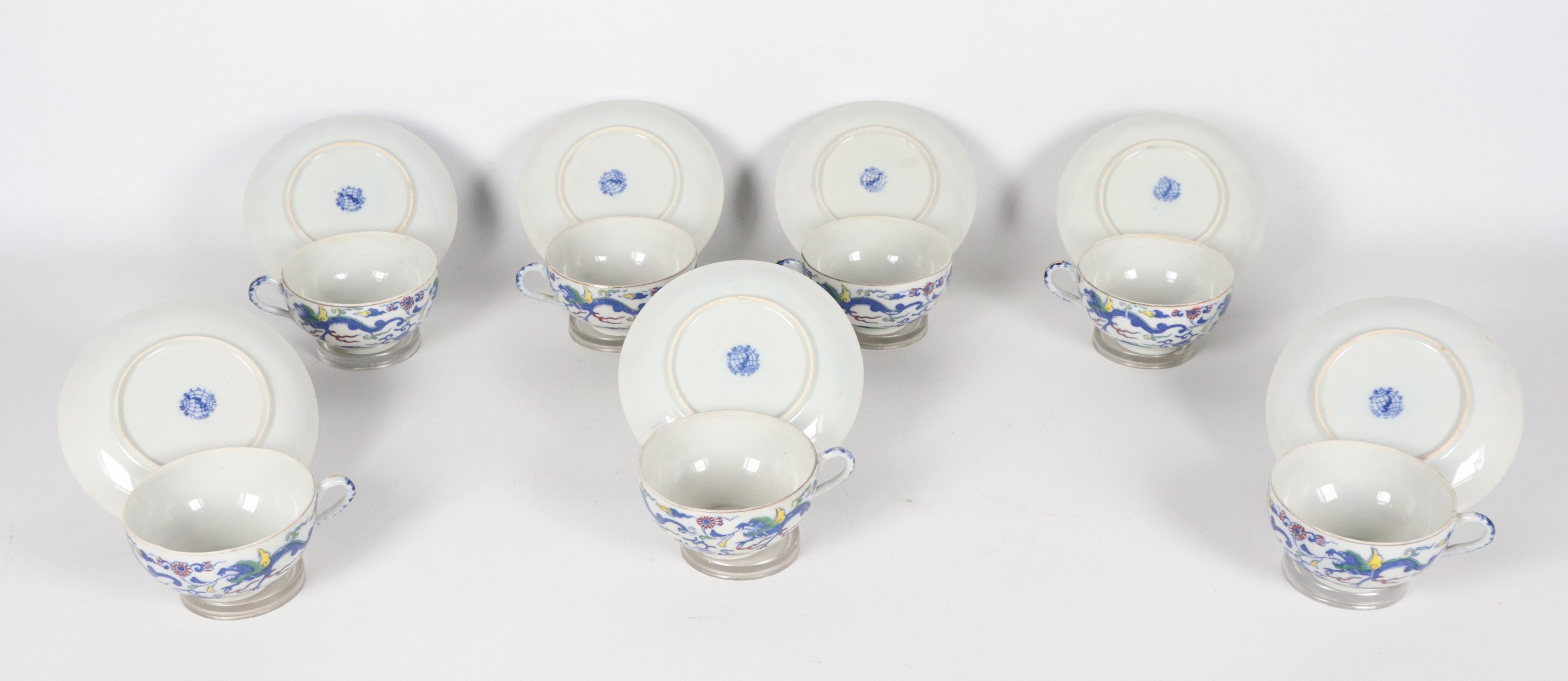 Lotto di sette tazze da tè con piattini in porcellana giapponese con decorazioni policrome a moti...