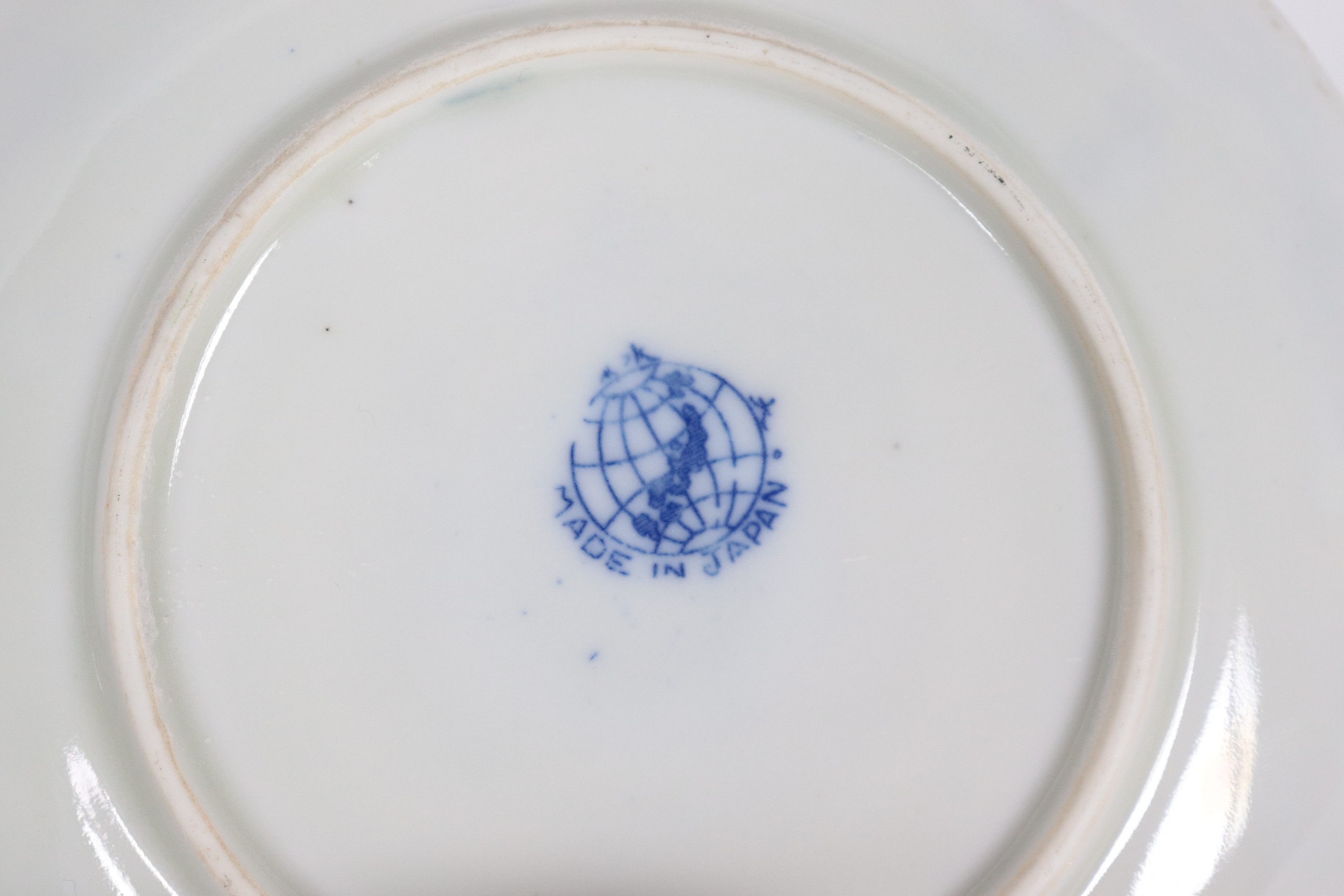 Lotto di sette tazze da tè con piattini in porcellana giapponese con decorazioni policrome a moti...