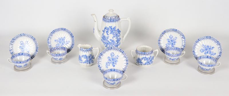 Servizio da caffè in porcellana bianca con decorazioni in blu a motivi di cineserie (8 pz.)