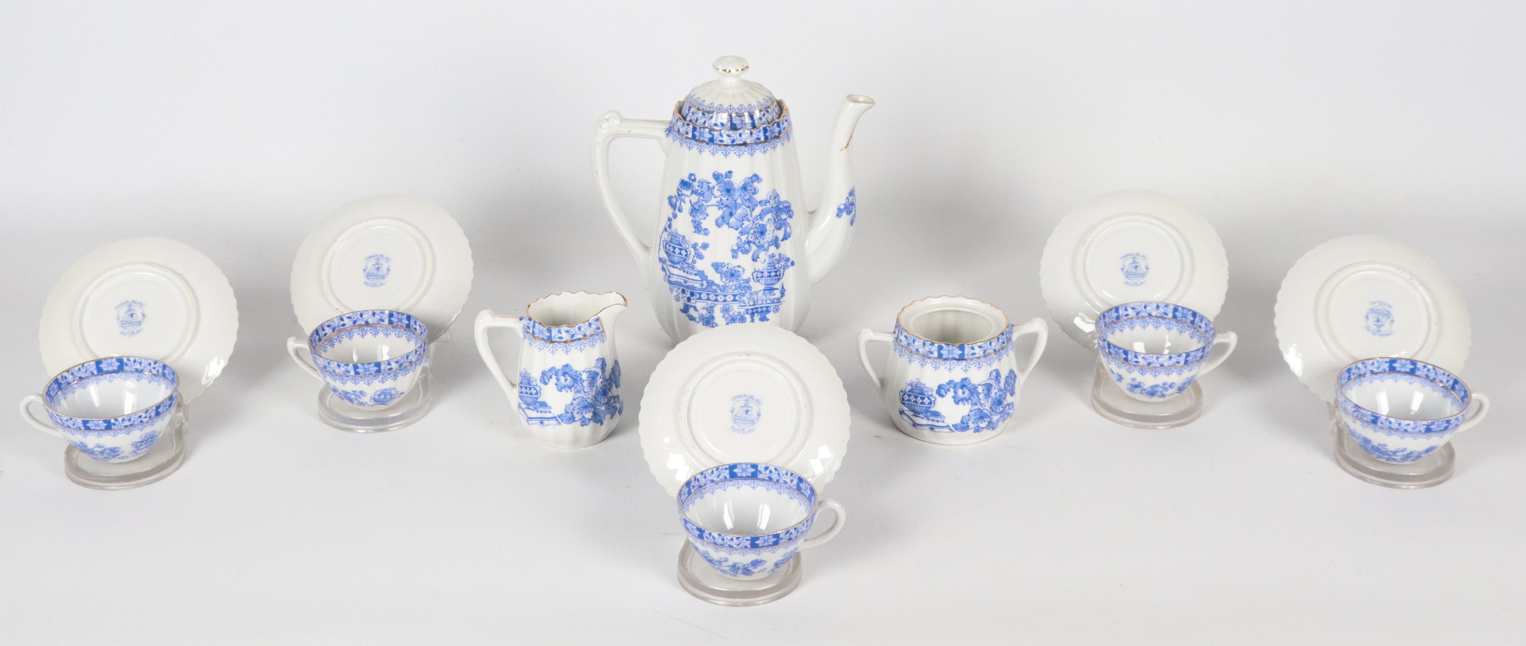 Servizio da caffè in porcellana bianca con decorazioni in blu a motivi di cineserie (8 pz.)