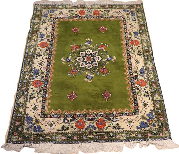 Tappeto persiano Karabagh a motivi floreali con rosone centrale su fondo verde, M. 2,30 x 1,70