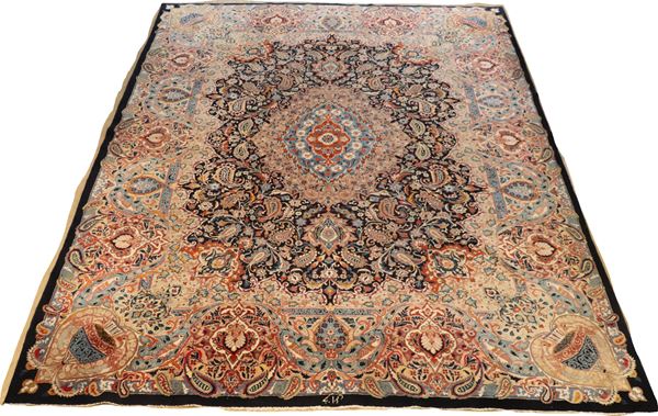 Grande tappeto persiano Kashan a disegni floreali con rosone centrale su fondo blu e avana, M. 3,85 x 2,95