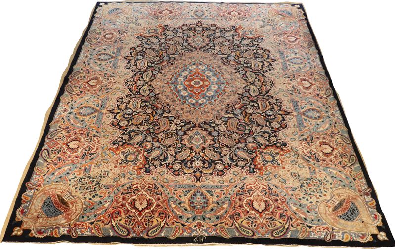 Grande tappeto persiano Kashan a disegni floreali con rosone centrale su fondo blu e avana, M. 3,...