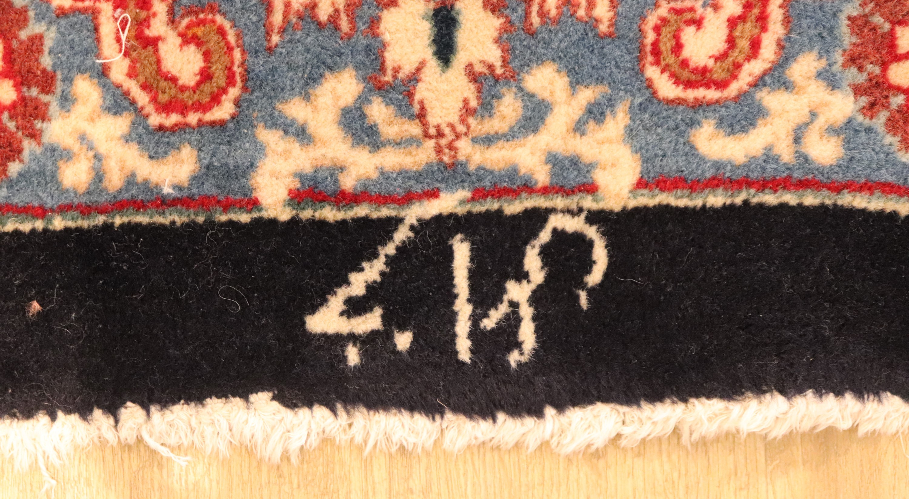 Grande tappeto persiano Kashan a disegni floreali con rosone centrale su fondo blu e avana, M. 3,...