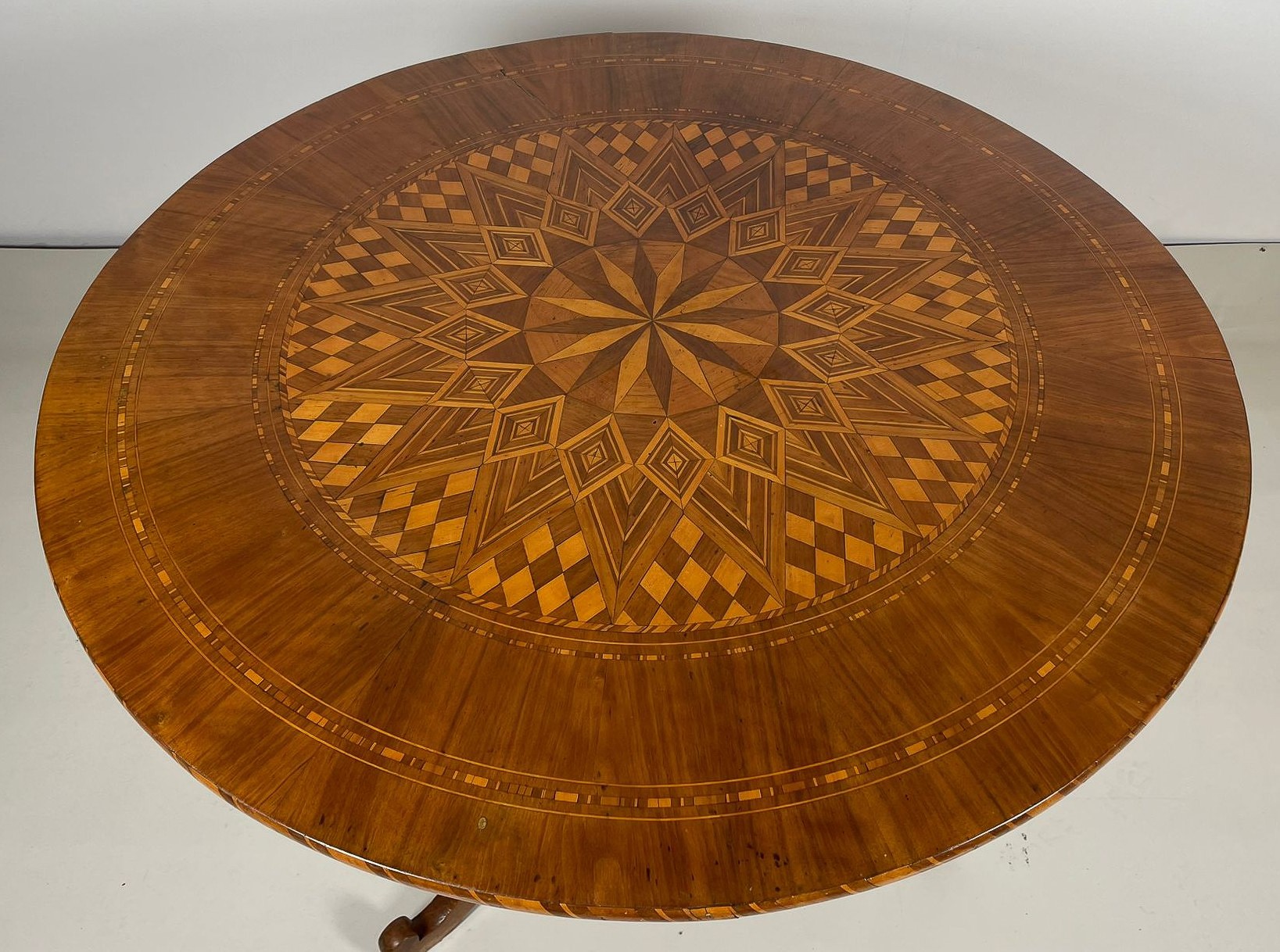 Antico tavolo sorrentino da centro in noce