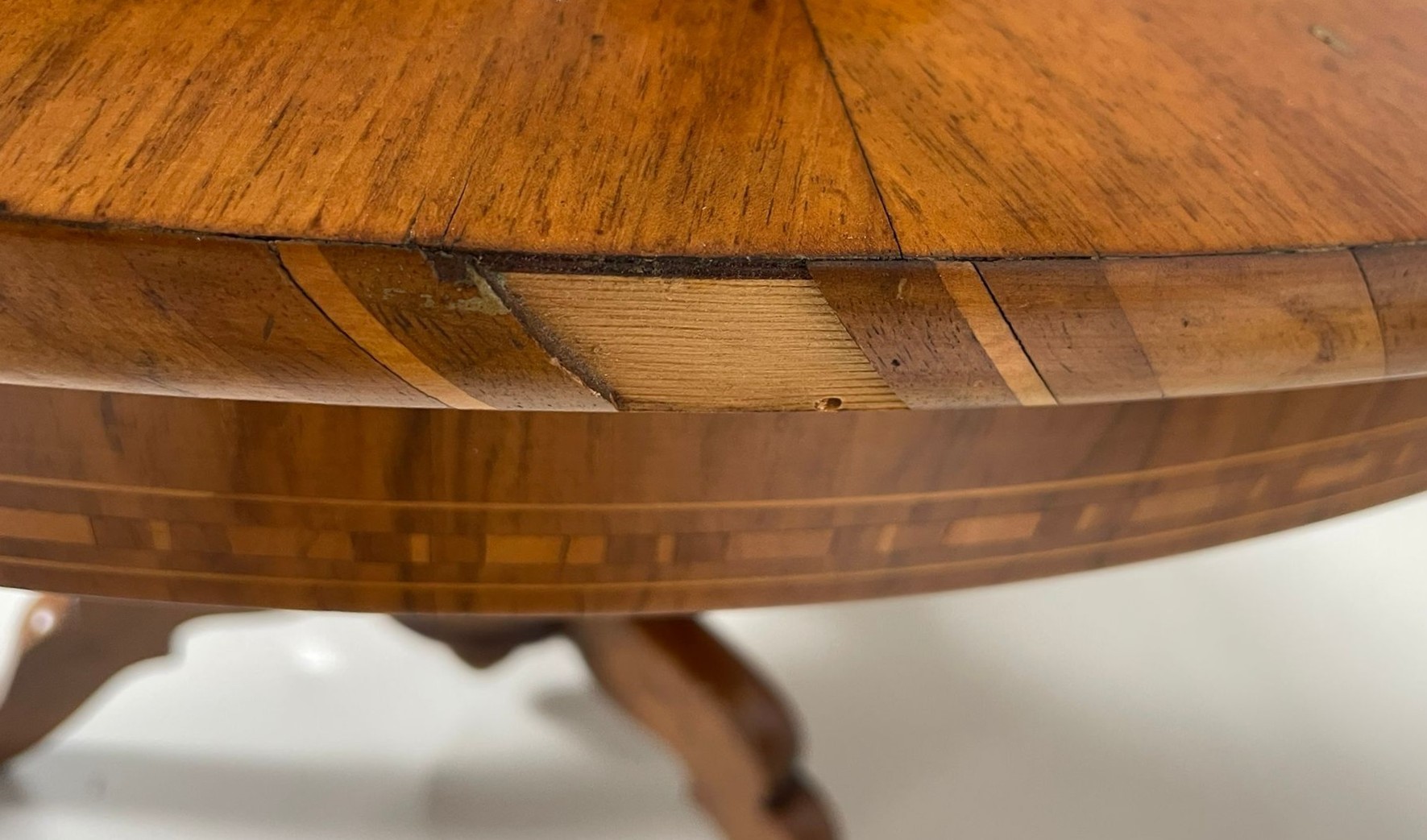 Antico tavolo sorrentino da centro in noce