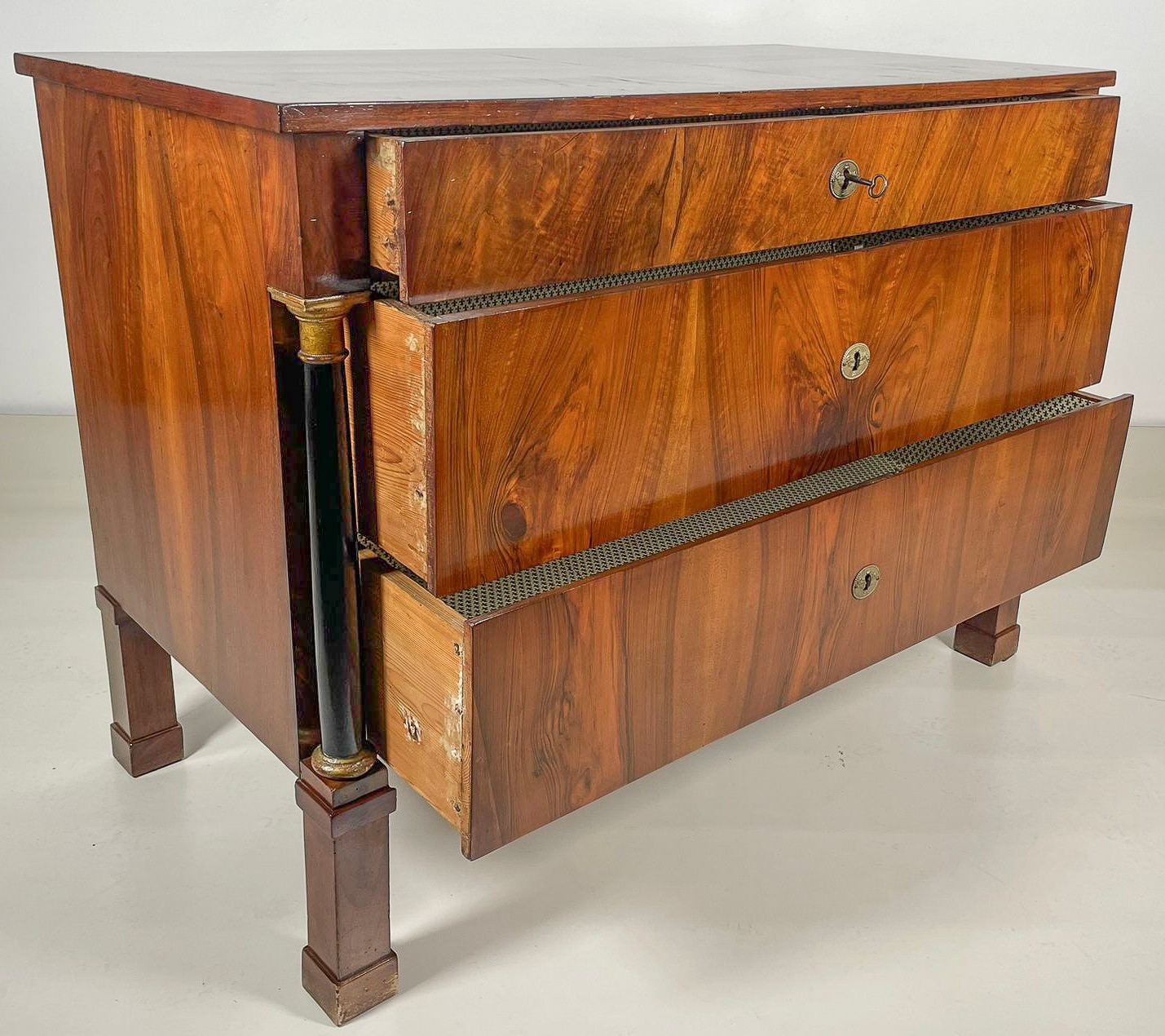 Antico cassettone toscano Impero in noce e radica di noce