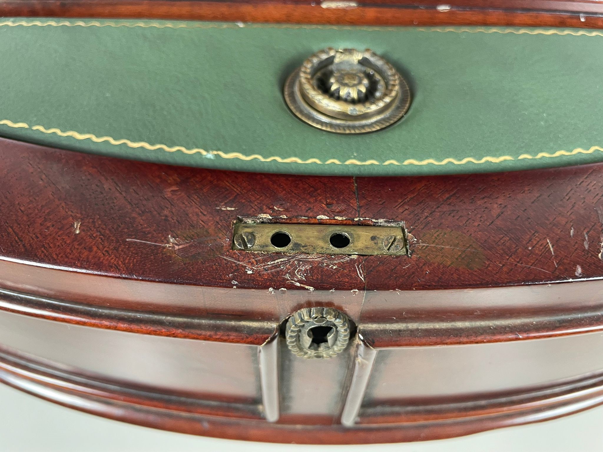 Tavolo da biblioteca toscano di linea Carlo X in mogano