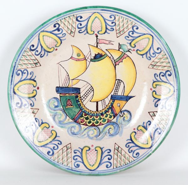 Piatto da muro in maiolica smaltata e policroma di Vietri con al centro "Caravella"