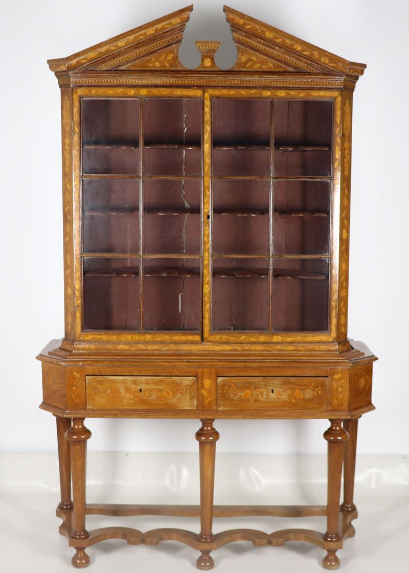 Vetrina olandese in noce a due corpi