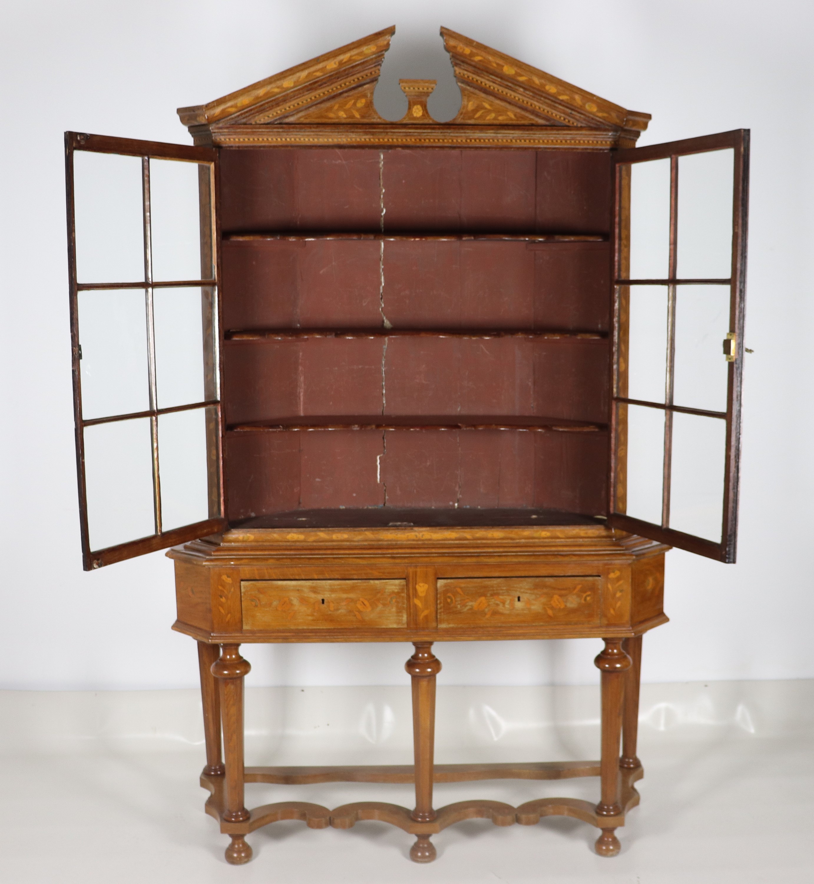 Vetrina olandese in noce a due corpi