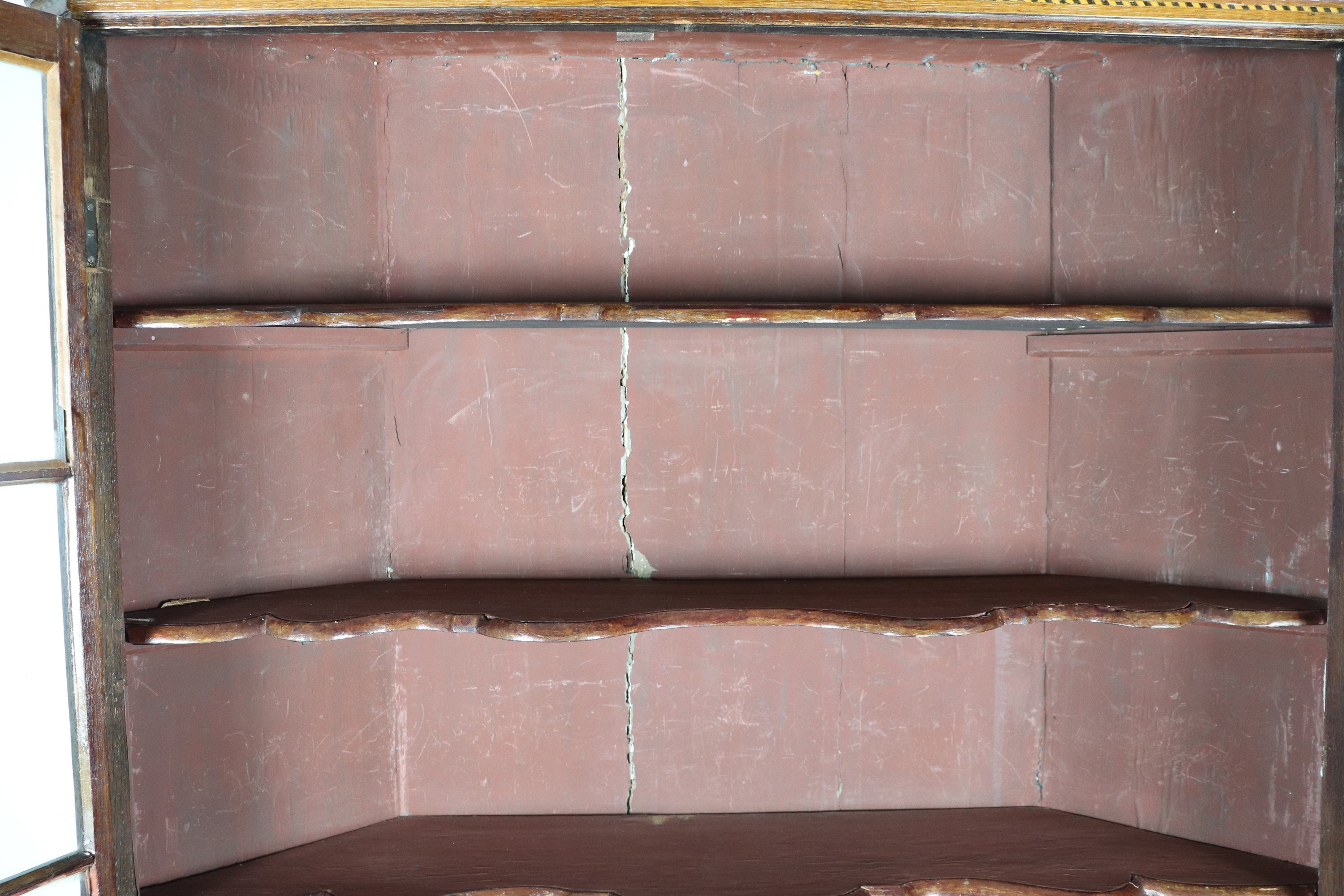 Vetrina olandese in noce a due corpi