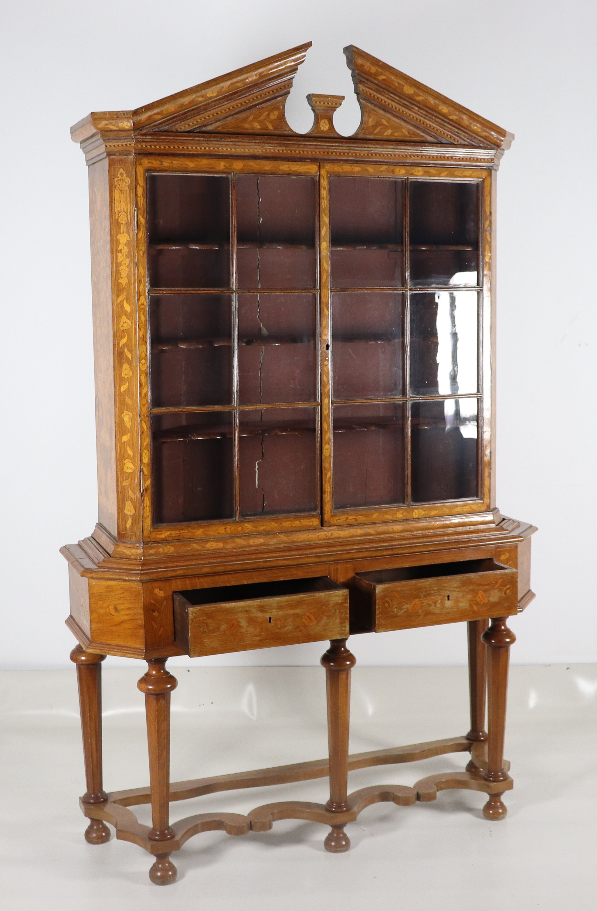 Vetrina olandese in noce a due corpi