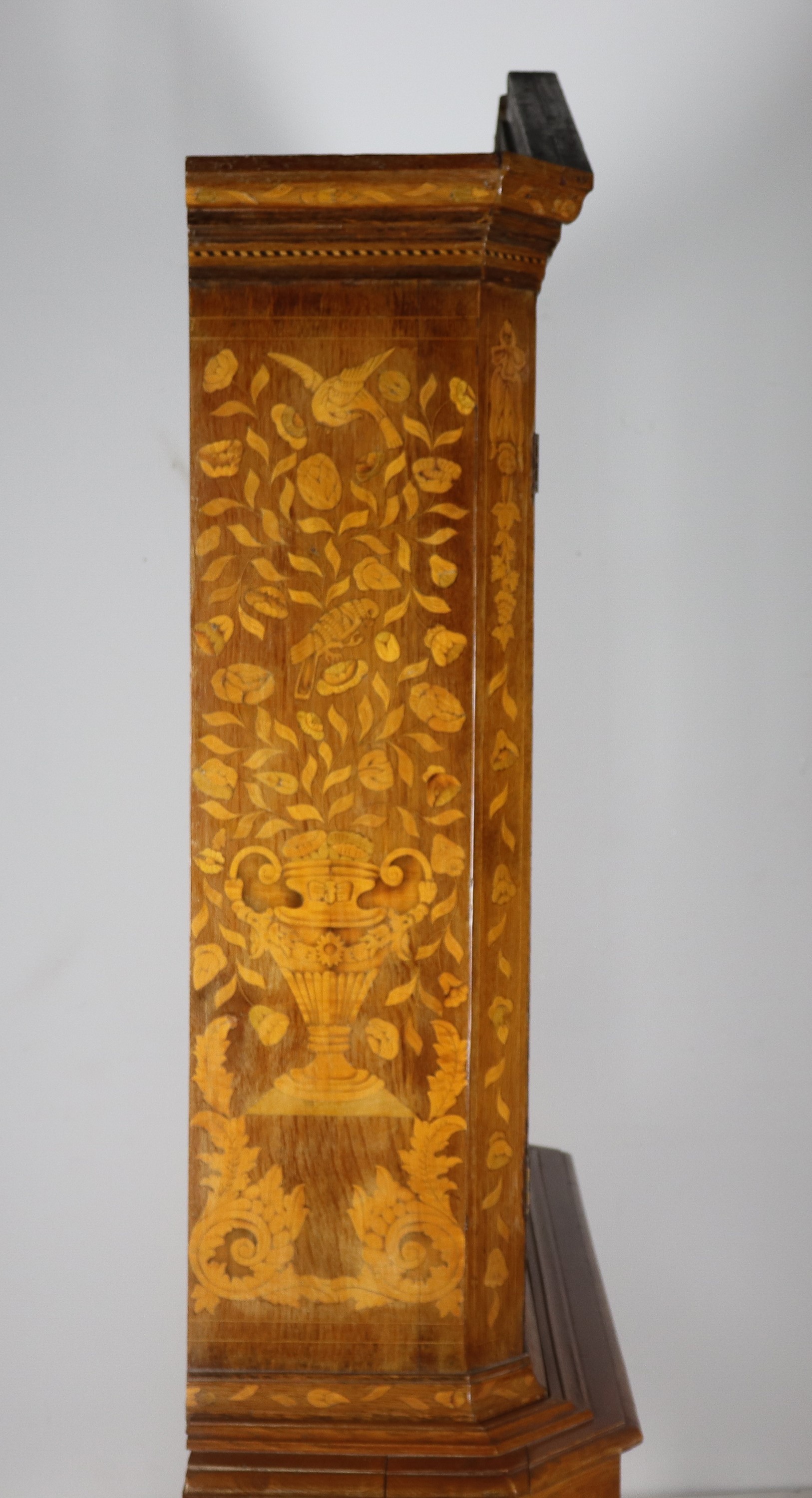 Vetrina olandese in noce a due corpi