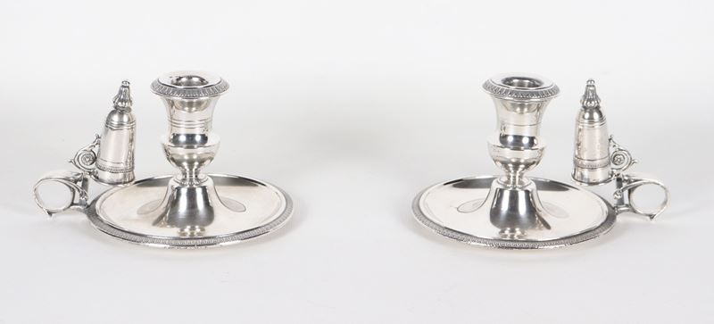 Coppia di antiche bugie in argento cesellate e sbalzate a motivi Impero, gr. 554