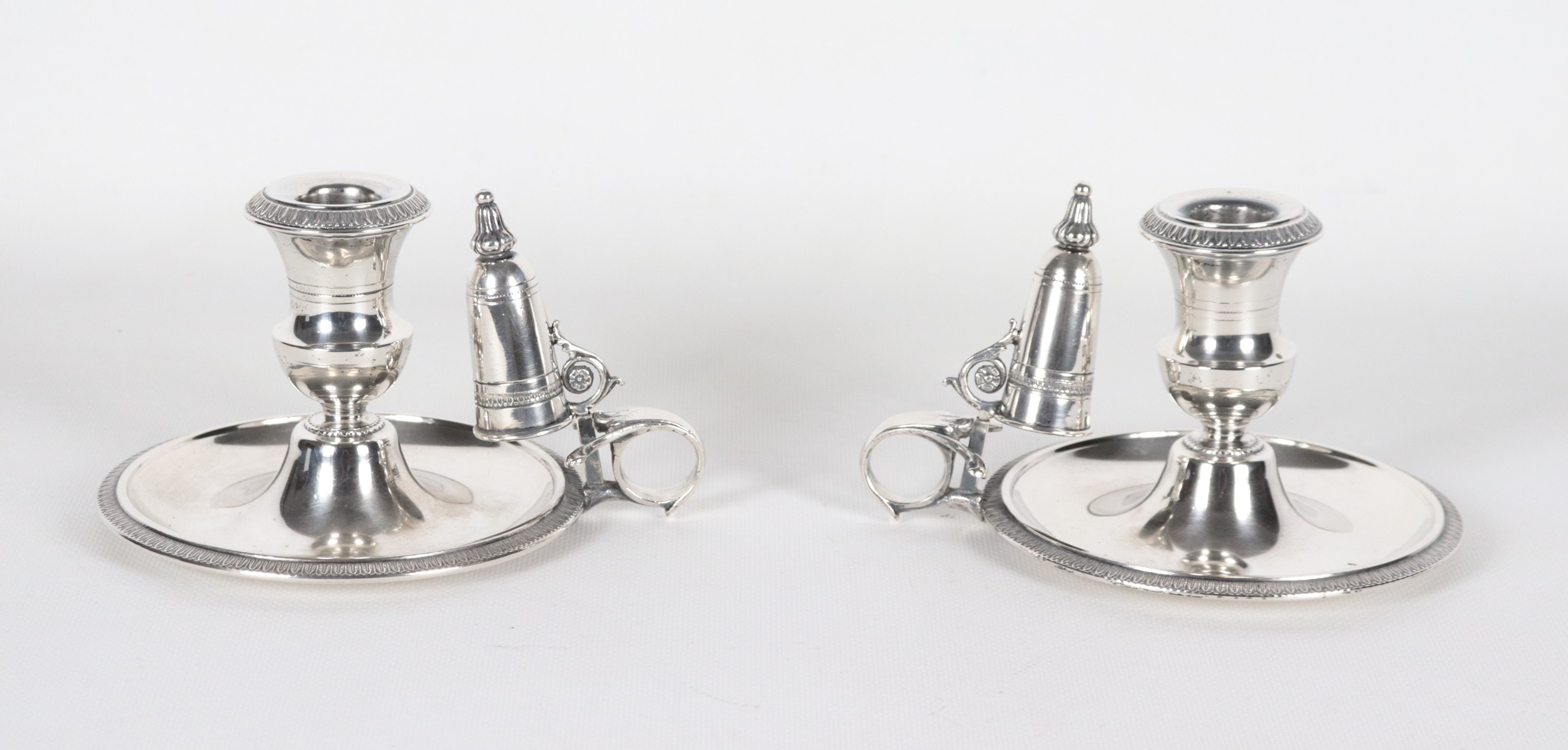 Coppia di antiche bugie in argento cesellate e sbalzate a motivi Impero, gr. 554