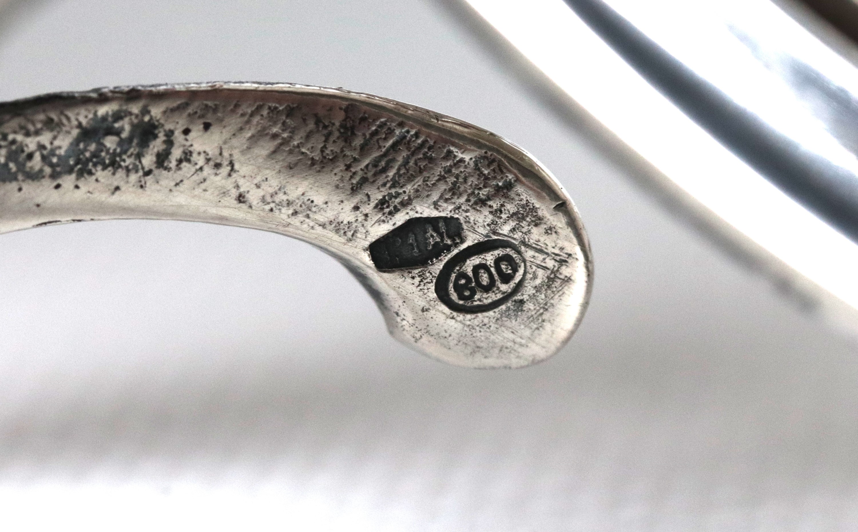 Coppia di antiche bugie in argento cesellate e sbalzate a motivi Impero, gr. 554