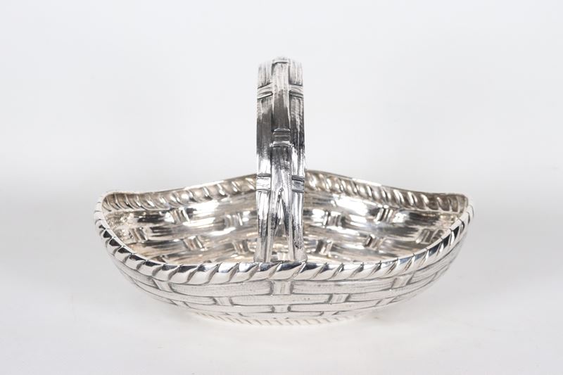 Cestino ovale in argento cesellato e sbalzato con manico ricurvo, gr. 560