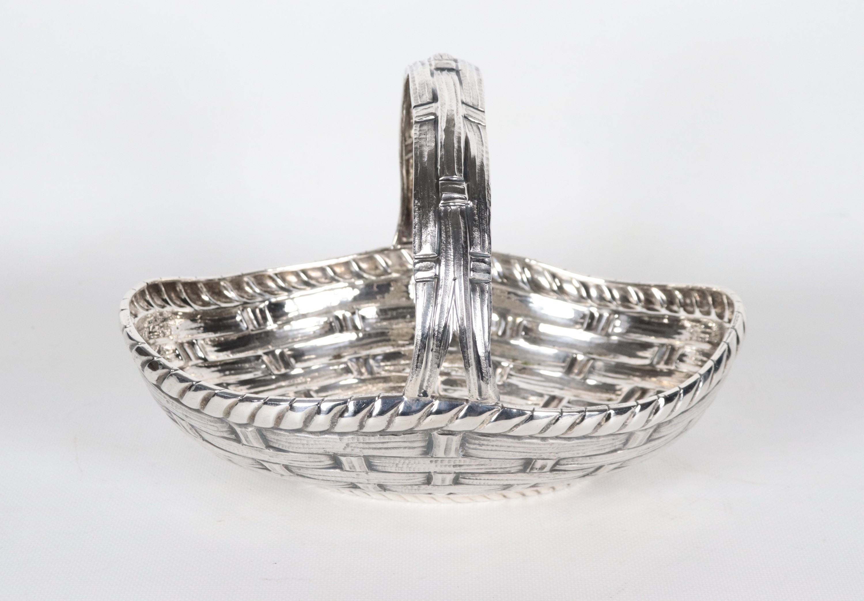 Cestino ovale in argento cesellato e sbalzato con manico ricurvo, gr. 560