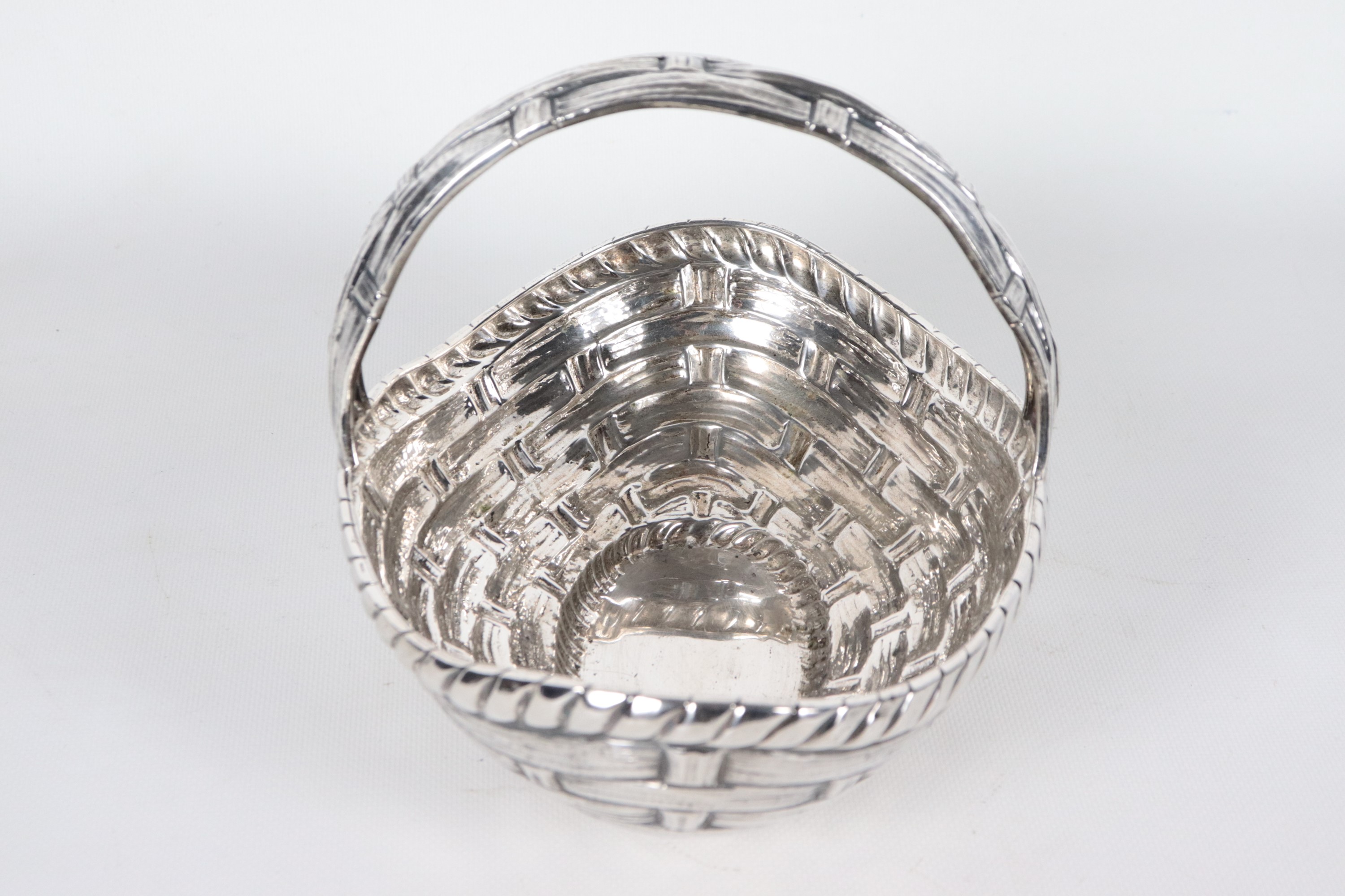 Cestino ovale in argento cesellato e sbalzato con manico ricurvo, gr. 560