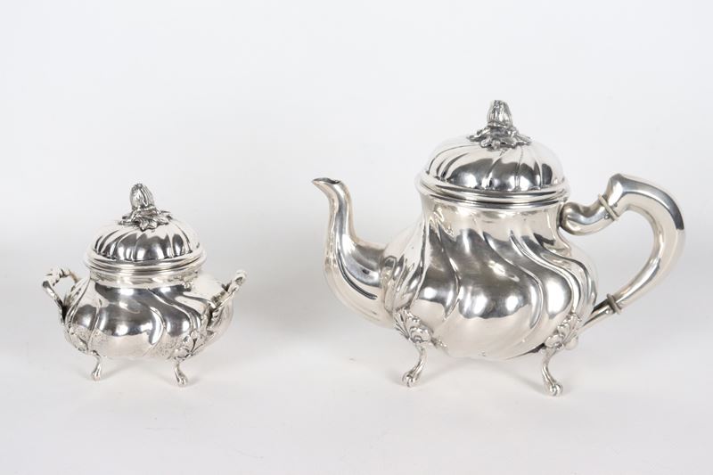 Lotto di una caffettiera e una zuccheriera in argento cesellato a torchon (2 pz.), gr. 1004