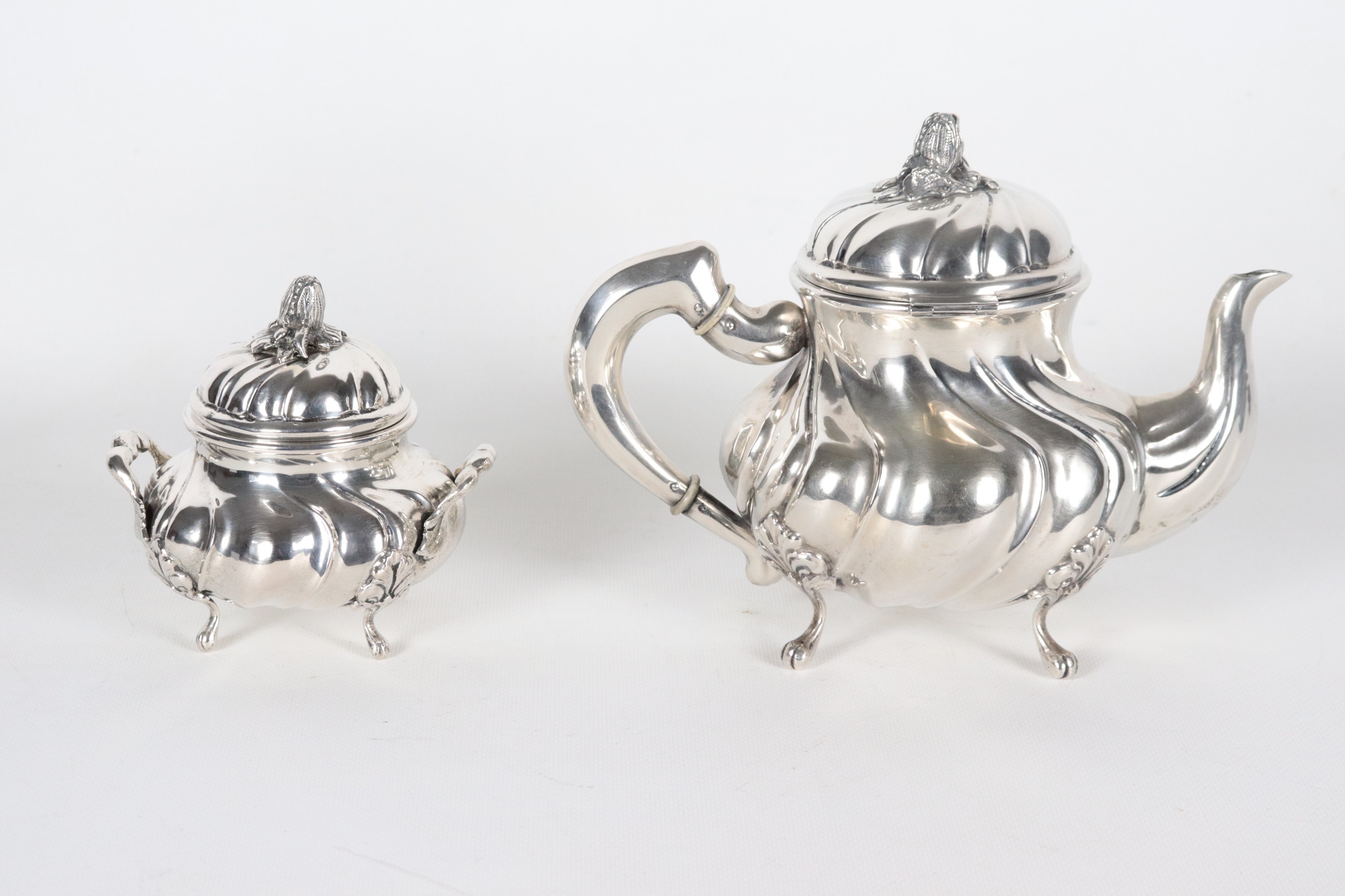 Lotto di una caffettiera e una zuccheriera in argento cesellato a torchon (2 pz.), gr. 1004