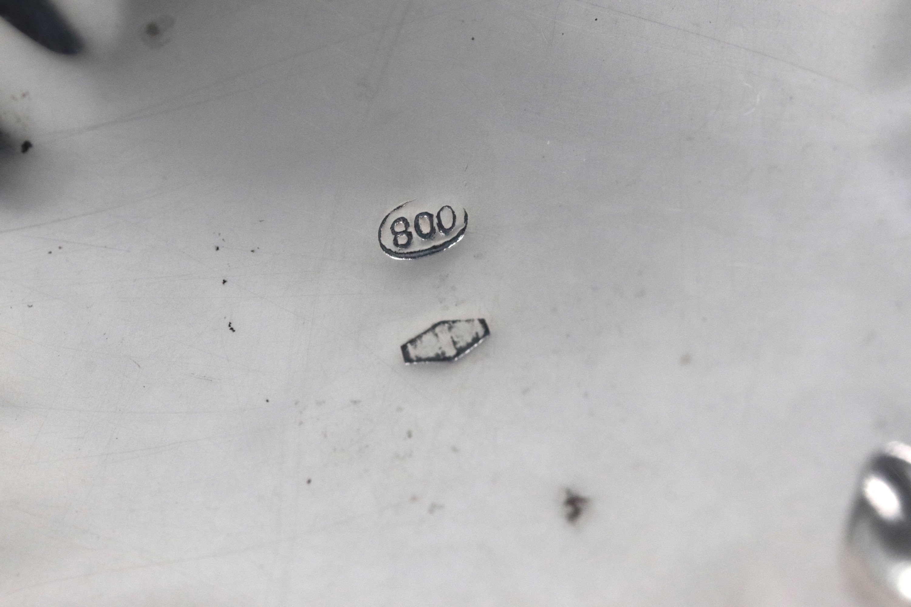 Lotto di una caffettiera e una zuccheriera in argento cesellato a torchon (2 pz.), gr. 1004