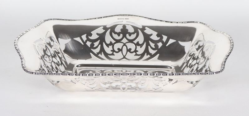 Cestino in argento Epoca Giorgio V, con bordo cesellato, sbalzato e traforato, gr. 410